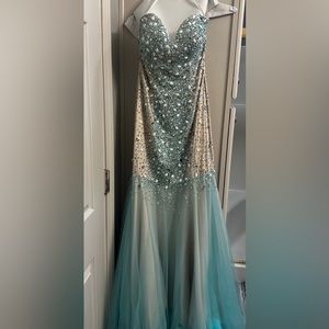 Prom dress, size 4 little to no alterations worn 1x.
